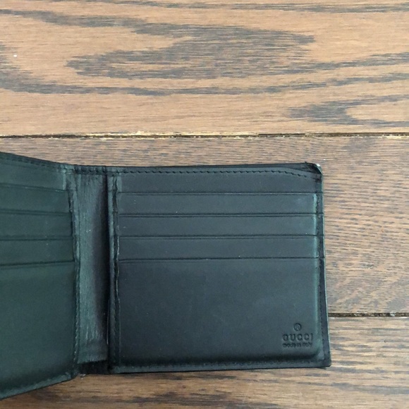 Gucci wallet. Lightly used but good condition. Verification number; 575133 2091 - Picture 2 of 3